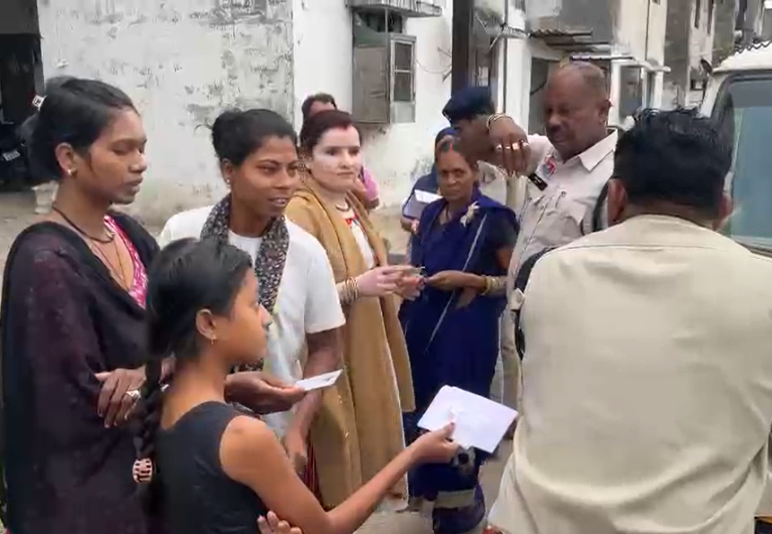 दुर्ग में सुबह-सुबह पुलिस ने कुछ इलाकों में दबिश देकर लोगों के ID कार्ड चेक किए।
