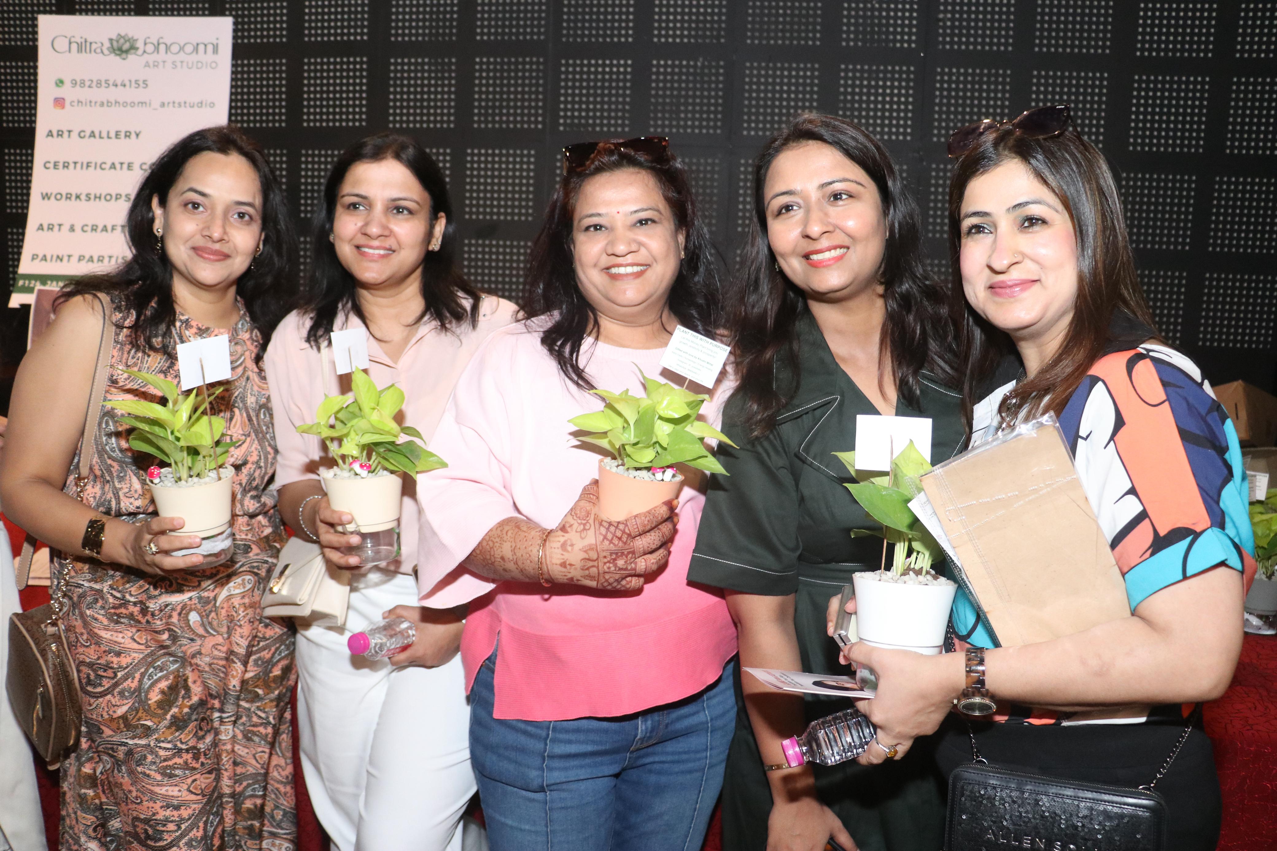 होटल हॉलिडे इन के स्वादिष्ट भोजन और मंत्रमुग्ध कर देने वाले संगीत के बीच, हंसी-खुशी के पलों ने इस मुलाकात को यादगार बना दिया।