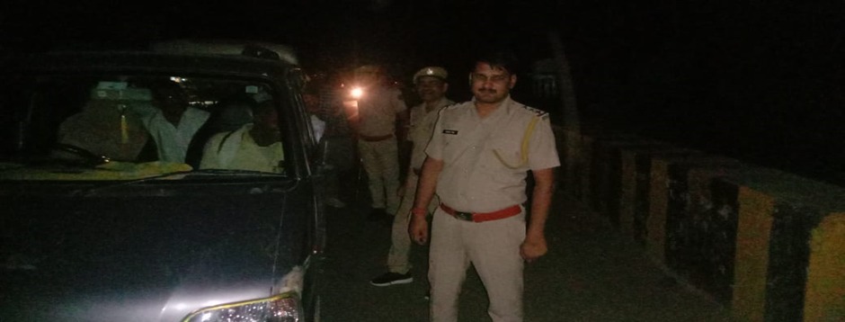 कुम्हेर पुलिस द्वारा की गई नाकाबंदी।