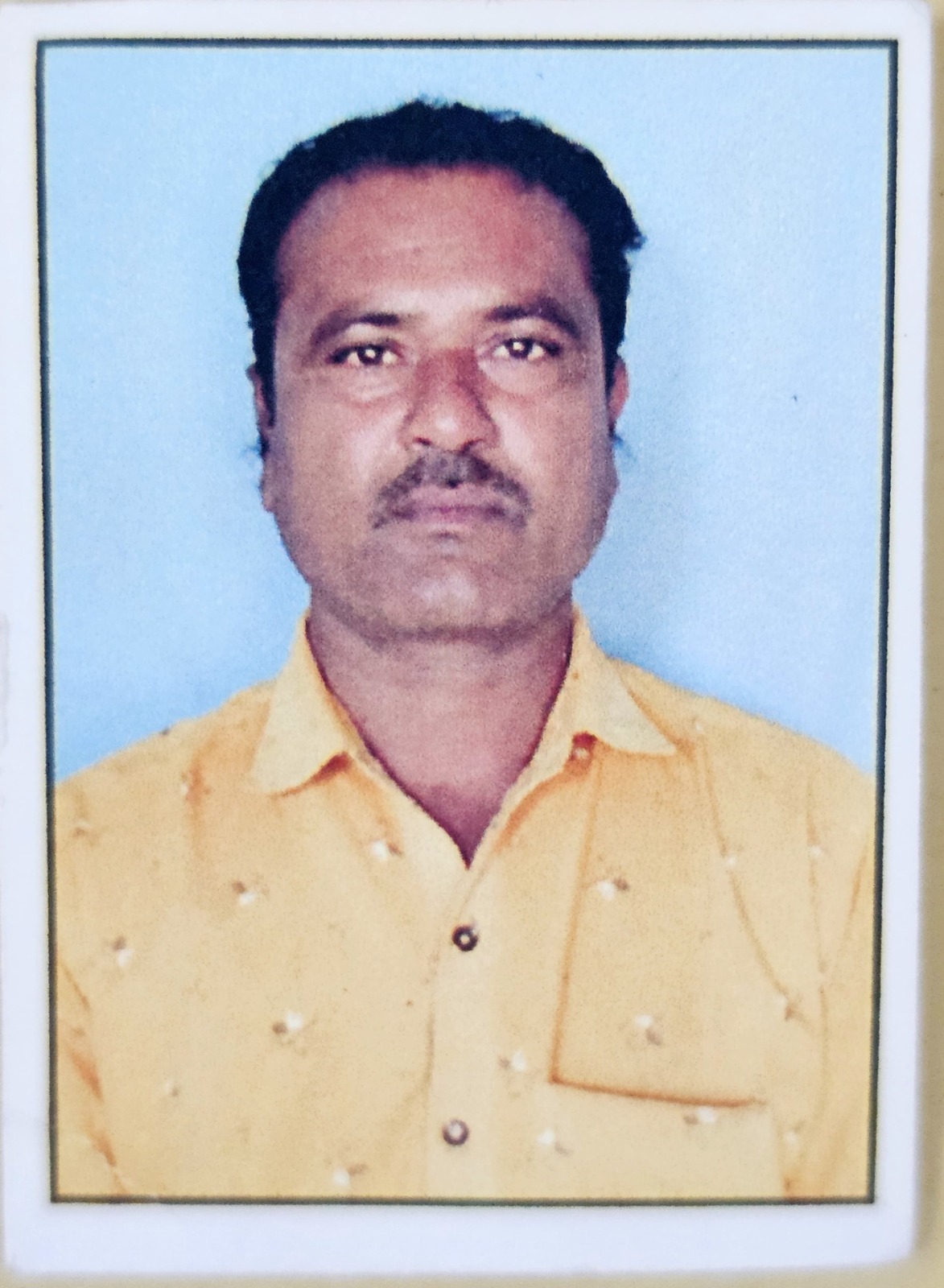 तस्वीर मनोहर सिंह की है। वैन के कुएं में गिरने के बाद मनोहर लोगों को बचाने कुएं में उतर गए थे।