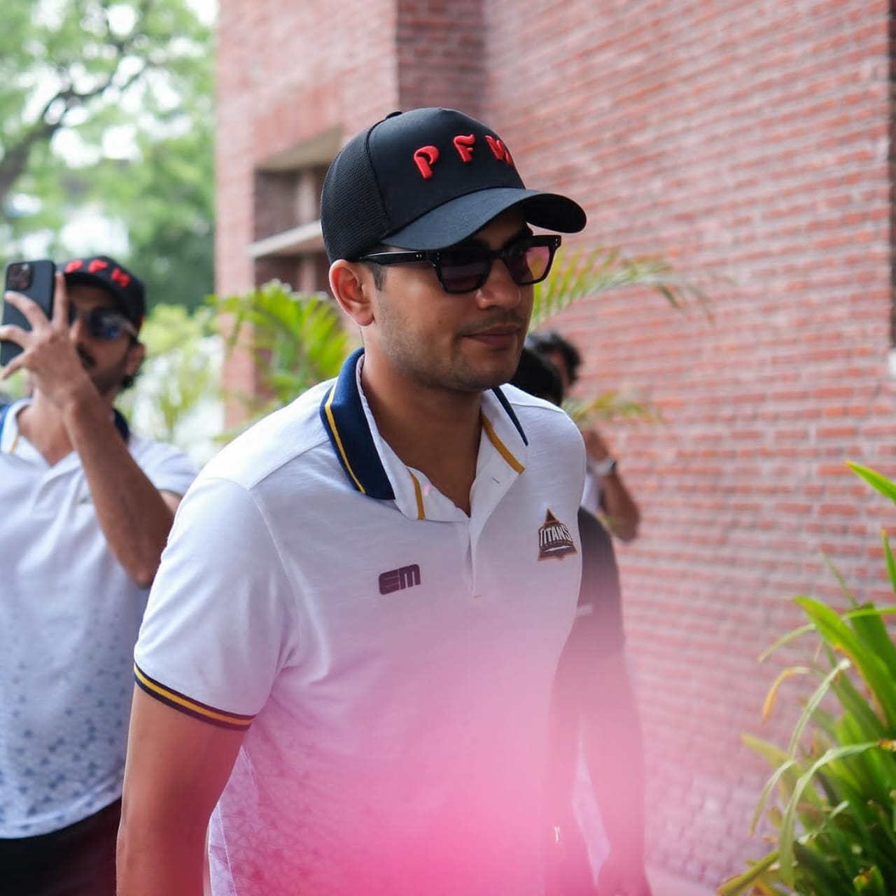 गुजरात टाइटंस के कप्तान शुभमन गिल का होटल पहुंचने पर स्वागत किया गया।