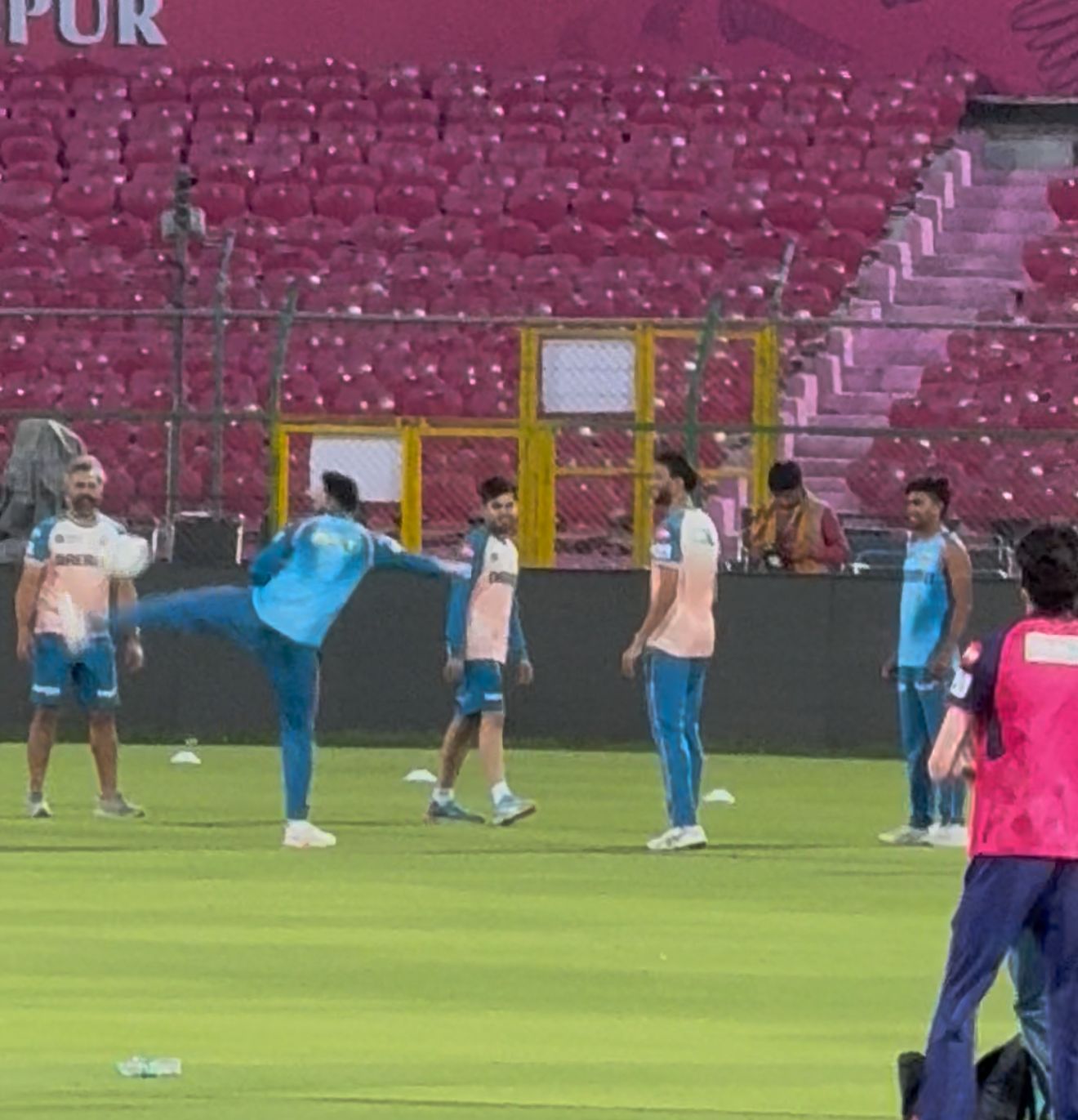 गुजरात टाइटंस के खिलाड़ियों ने जयपुर के सवाई मानसिंह स्टेडियम में मैच से पहले फुटबॉल खेल कर वार्मअप किया।