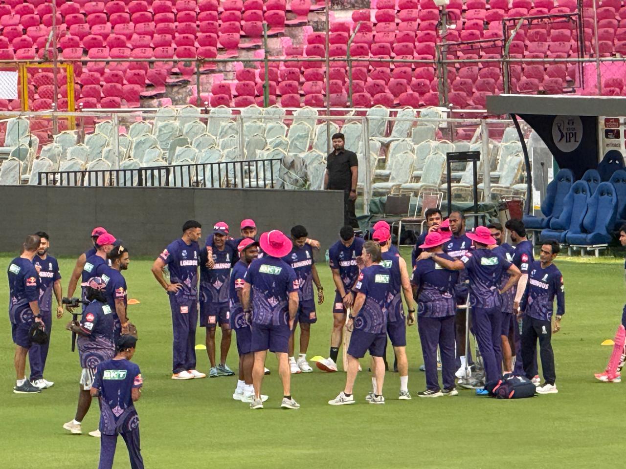 शनिवार रात गुजरात टाइटंस और राजस्थान रॉयल्स के खिलाड़ियों ने सवाई मानसिंह स्टेडियम में प्रैक्टिस की।