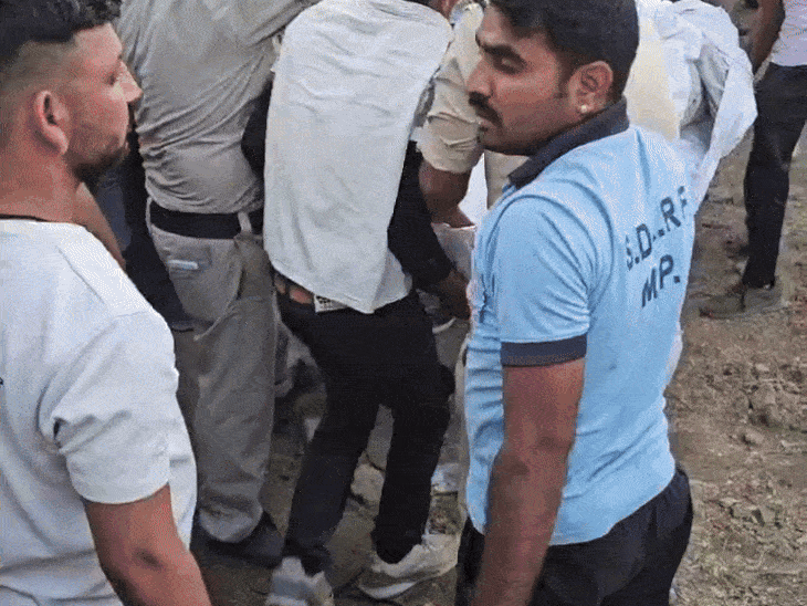 लोगों को बचाने गए मनोहर सिंह की लाश आखिरी में कुएं से निकाली गई।