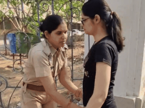 चेकिंग के बाद मिली एंट्री, पानी की बोतल-पेन सेंटर पर ही मिलेगा।