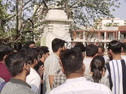 जयपुर के बनीपार्क स्थित एक सेंटर पर एग्जाम देने पहुंचे अभ्यर्थी।