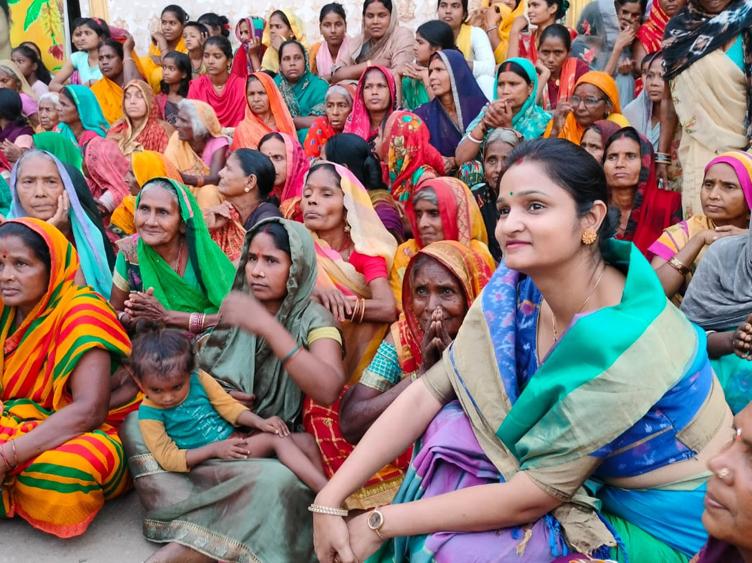 गांव की महिलाओं की समस्याओं को सोनाली सिंह ने सुना।