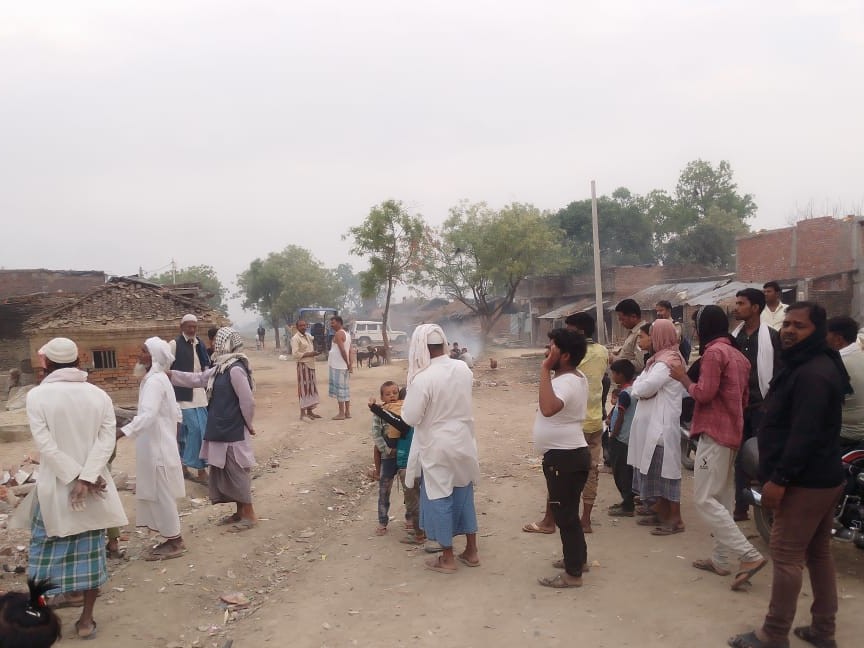 मदरसे सील के दौरान जुटे ग्रामीण।