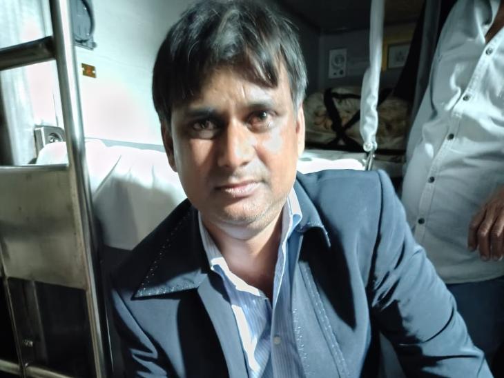 फर्जी TTE को पकड़ कर पेंड्रा स्टेशन पर ट्रेन से उतारा गया।