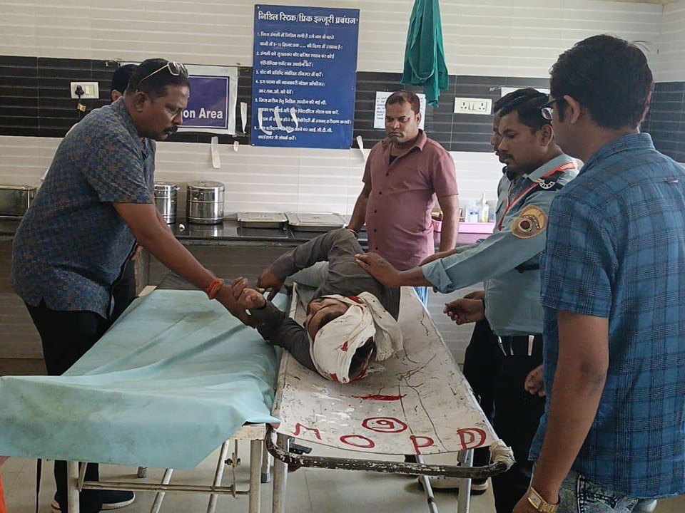 घायल को अस्पताल लेकर पहुंच सिवनी विधायक।