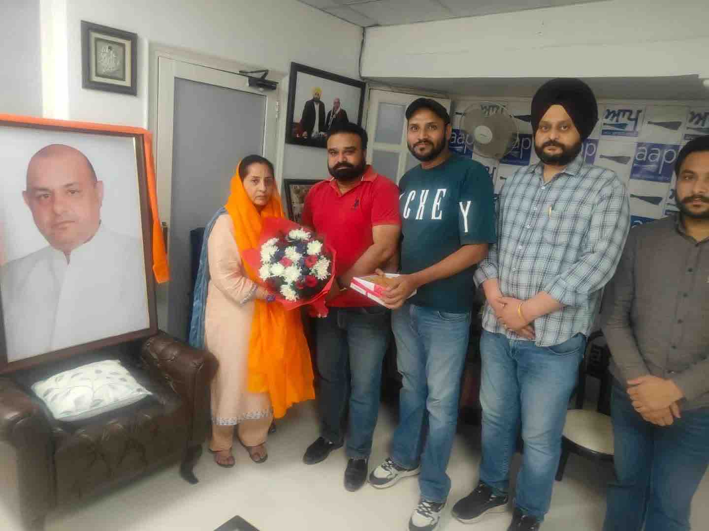 विधायक गुरप्रीत गोगी की पत्नी सुखचैन गोगी को बधाई देते उनके समर्थक