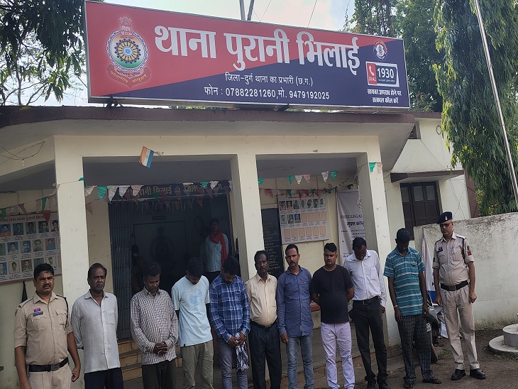 पुलिस की गिरफ्त में जुआ के आरोपी - Dainik Bhaskar