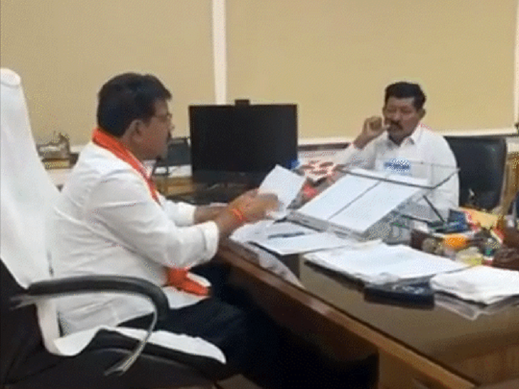 पाकिस्तान के सिंध से आए इन लोगों ने डिप्टी सीएम विजय शर्मा के सामने खुद को हिंदू बताकर बसाने की मांग की है।