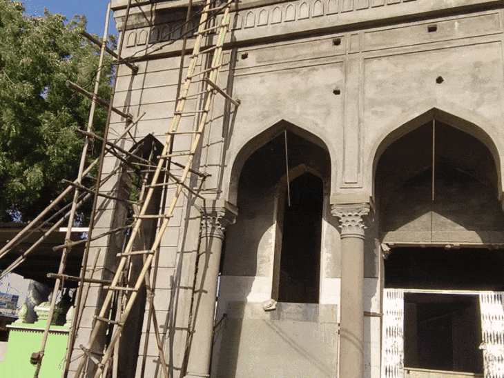 आशंका है कि इस छोटे रोजे की इमारत के निर्माण के दौरान जरी का स्थान बदलते समय हीरा गायब हुआ है।