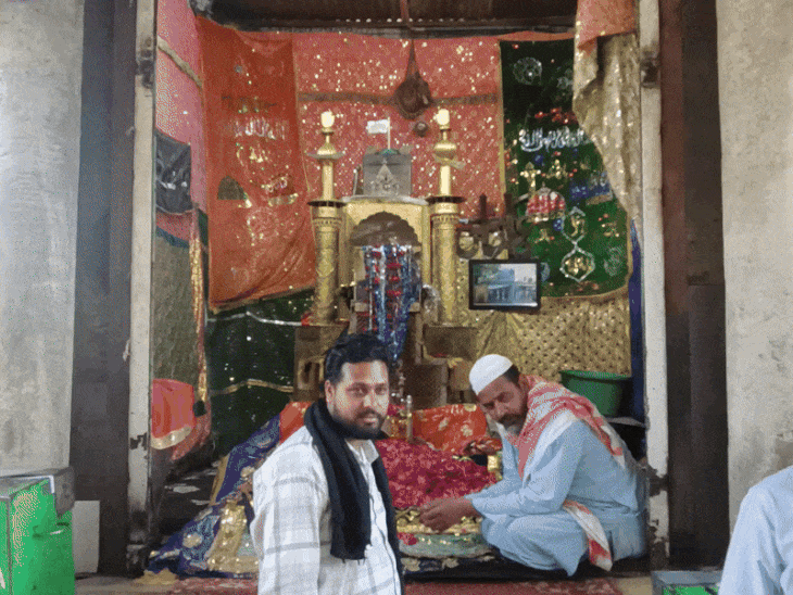 छोटे रोजे की जरी मुबारक को मूल स्थान से बरामदे में एक अस्थायी पतरे के शेड के नीचे शिफ्ट किया गया है।