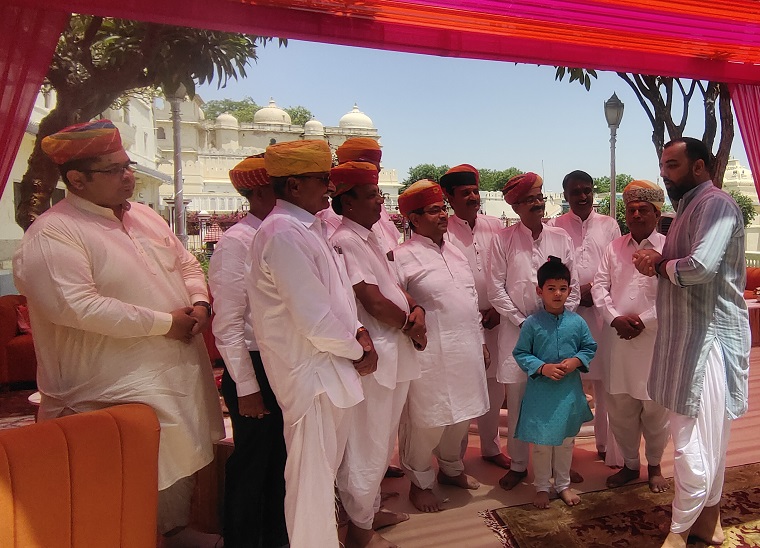 सिटी पैलेस पहुंचने के दौरान राजपुरोहित डा. लक्ष्यराज सिंह मेवाड़ से चर्चा करते हुए