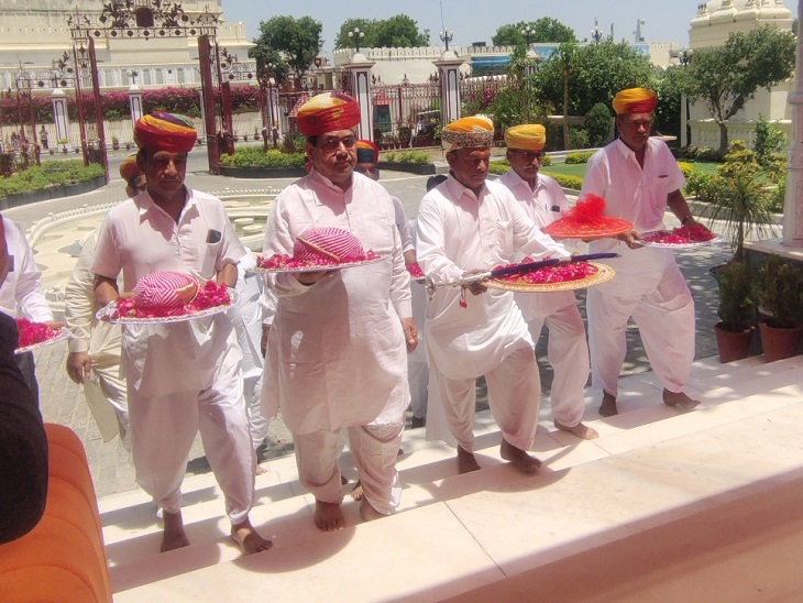 राजपुरोहित जब आए तब इस अंदाज में स्वागत की रस्म को निभाने के लिए आगे बढ़ते हुए।