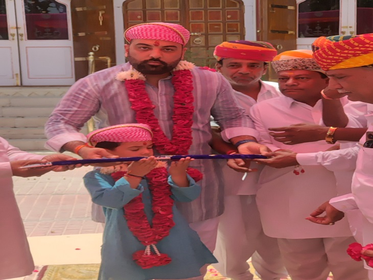 राजपुरोहित ने परम्पराओं को निभाते हुए लक्ष्यराज सिंह मेवाड़ को तलवार भेंट की