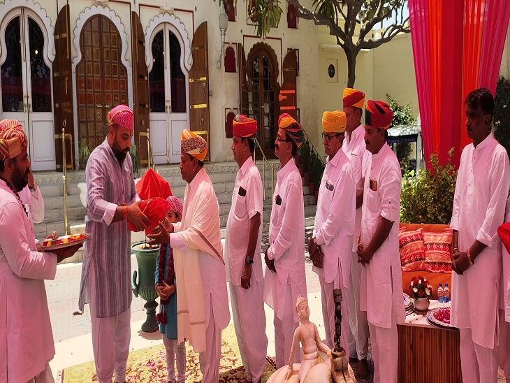 लक्ष्यराज सिंह मेवाड़ ने एक-एक कर सभी का स्वागत किया