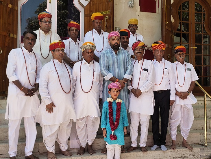 मारवाड़ के पांच गांवों के आए राजपुरोहित डॉ. लक्ष्यराज सिंह मेवाड़ के साथ फोटो खिंचवाते हुए।