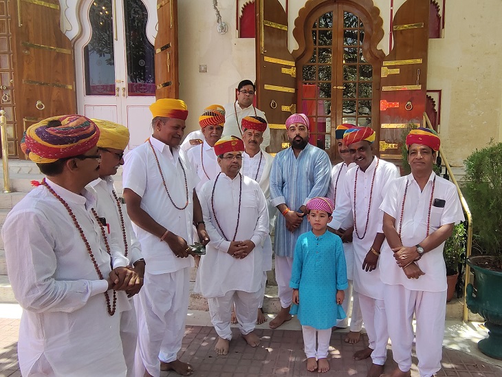 डॉ. लक्ष्यराज सिंह मेवाड़ के साथ उनके बेटे हरितराज सिंह मेवाड़ और गांवों से आए राजपुरोहित।