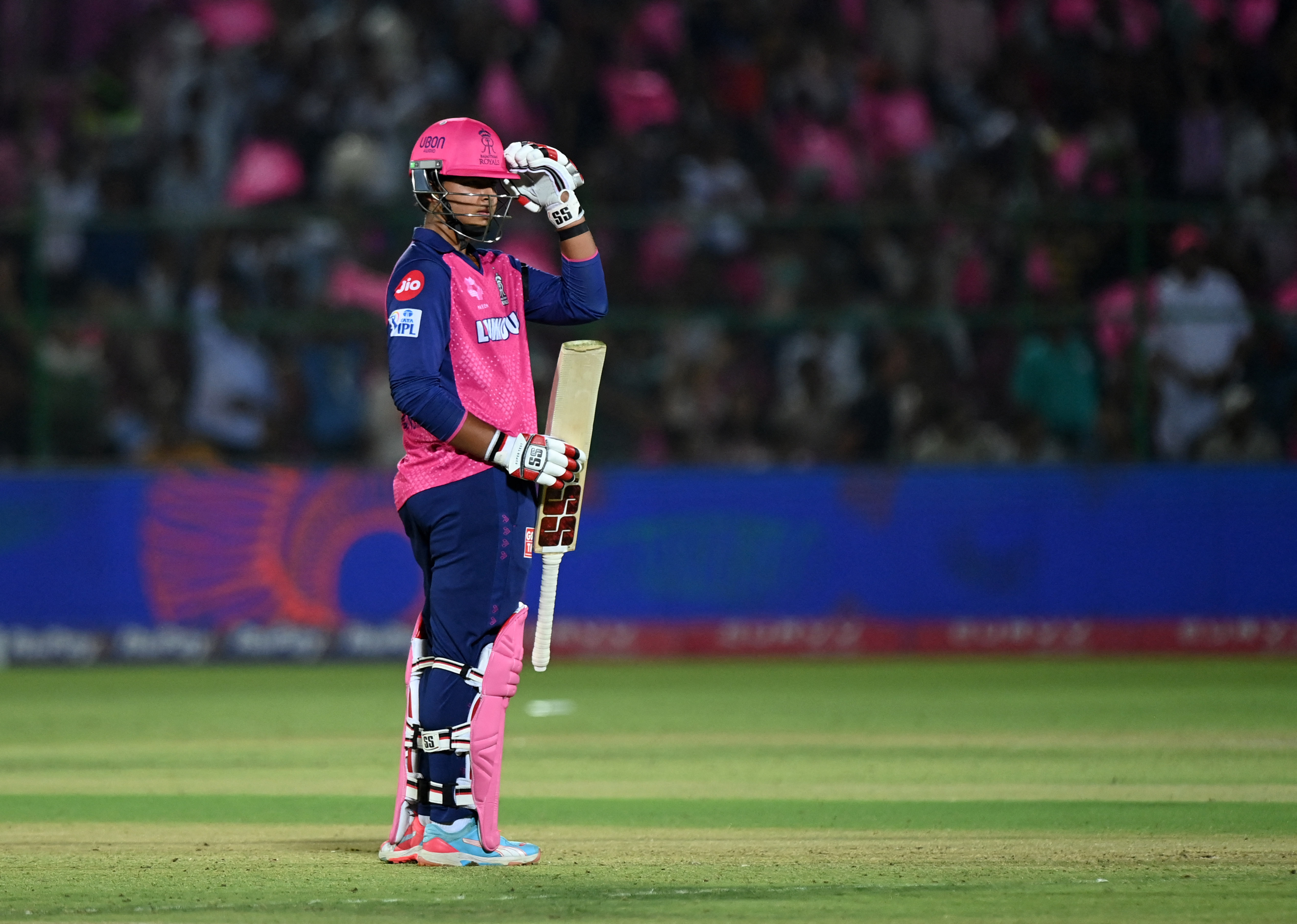 वैभव सूर्यवंशी IPL में सबसे तेज शतक लगाने वाले भारतीय बने।