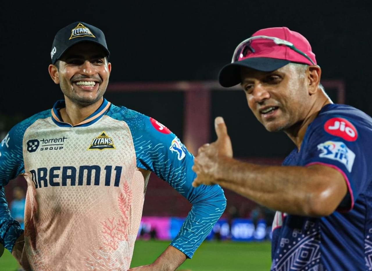 गुजरात टाइटंस के कप्तान शुभमन गिल रविवार को राजस्थान रॉयल्स के हेड कोच राहुल द्रविड़ से बैटिंग टिप्स लेते हुए नजर आए थे।