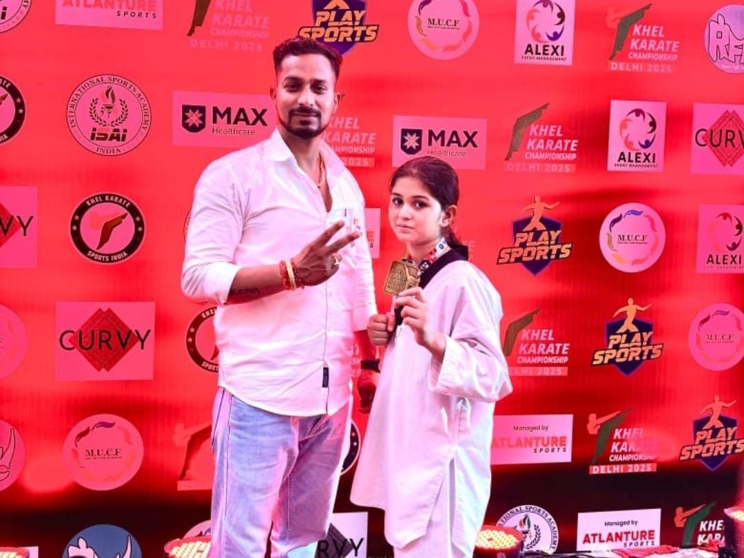 हेड कोच नीलेश नामा ने दोनों बहनों की प्रतिभा की सराहना की।