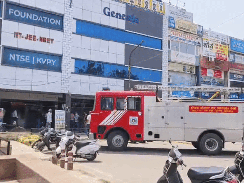 सूचना के बाद मौके पर पहुंची दमकल विभाग की टीम।