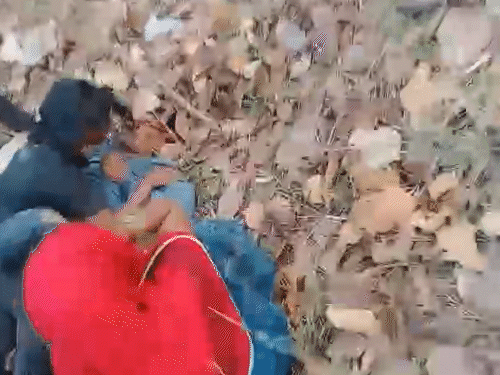 घटना स्थल पर शव से लिपटकर रोती लड़की।