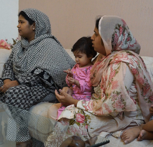 समरीन अपनी बहन और बेटी के साथ। उसने कहा- सीमा पार से आए दहशतगर्दों को पकड़ना चाहिए।