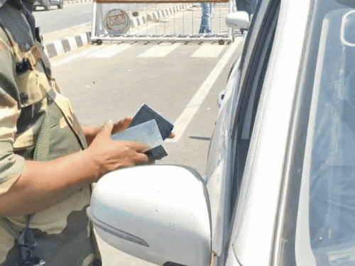 अटारी बॉर्डर पर पहुंच रहे पाक नागरिकों के पासपोर्ट चैक करते हुए बीएसएफ के जवान। - Dainik Bhaskar