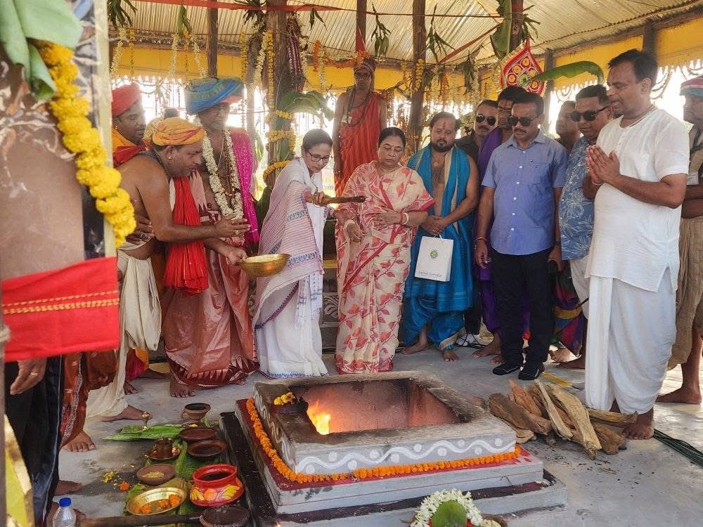 बंगालच्या दिघामध्ये पुरीसारखे जगन्नाथ मंदिर बांधले: 20 एकरवर पसरल्या मंदिराची 213 फूट उंची; CM ममता यांच्या हस्ते उद्घाटन बंगालच्या मुख्यमंत्री ममता बॅनर्जी एक दिवस आधी महायज्ञात सहभागी होण्यासाठी पोहोचल्या होत्या.