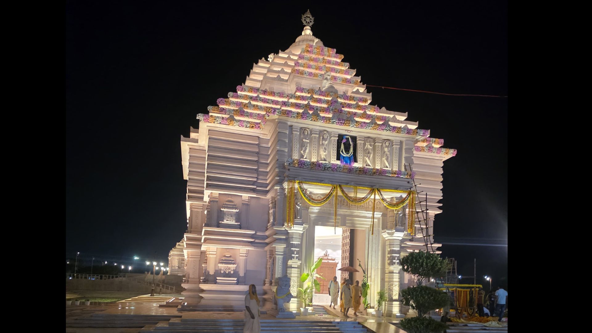 बंगालच्या दिघामध्ये पुरीसारखे जगन्नाथ मंदिर बांधले: 20 एकरवर पसरल्या मंदिराची 213 फूट उंची; CM ममता यांच्या हस्ते उद्घाटन मुख्य दरवाज्यातून आत गेल्यावर अरुण स्तंभ, नंतर सिंह दरवाजा आणि त्याच्या अगदी समोर व्याघ्र दरवाजा आहे.