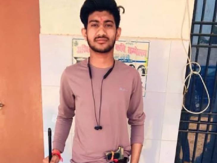 कमर में पिस्टल लगाए और हाथों में बंदूक लिए आरोपी मनीष की फोटो।