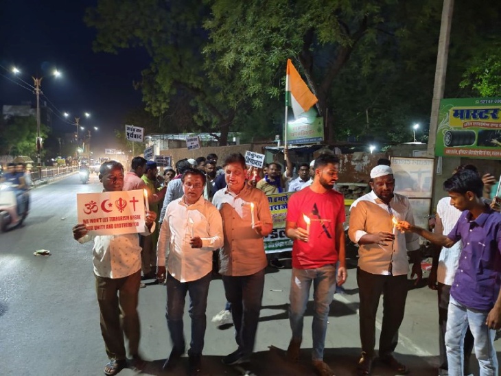 कैंडल मार्च में शामिल नागरिक।