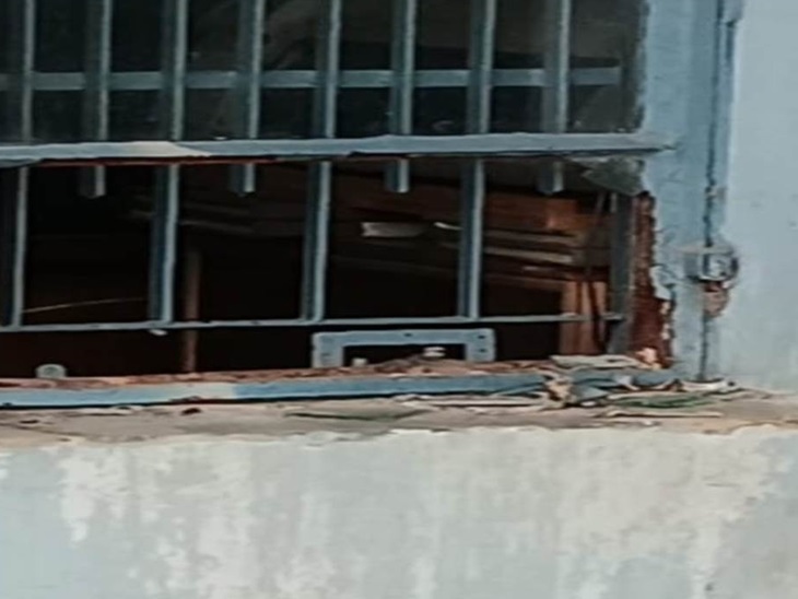 बैंक में हुई चोरी के बाद टूटी हुई ग्रिल। - Dainik Bhaskar