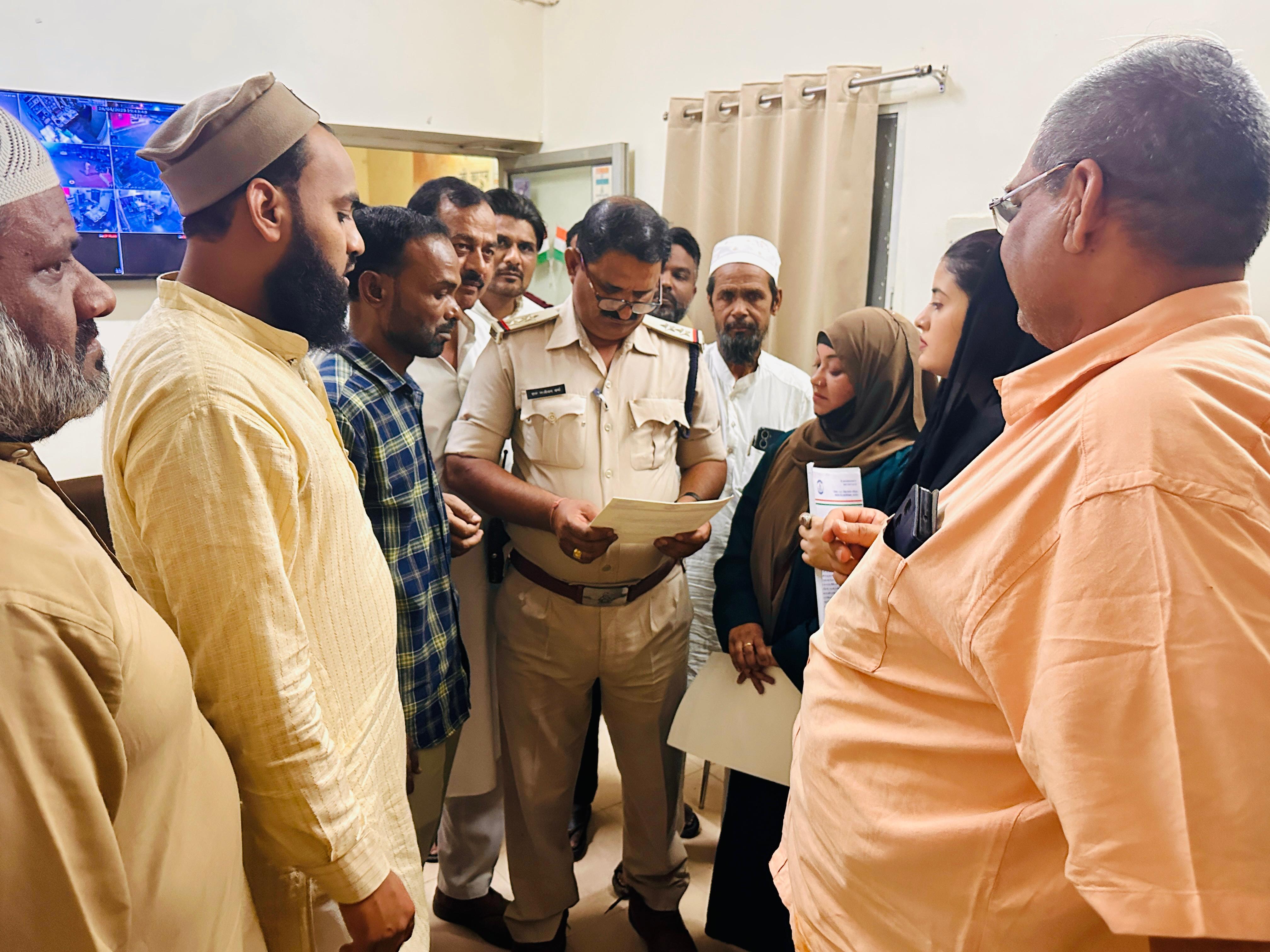 जहांगीराबाद पुलिस थाने पहुंचकर आरिफ मसूद के समर्थकों ने कृष्णा घाड़गे पर कार्रवाई के लिए आवेदन दिया।