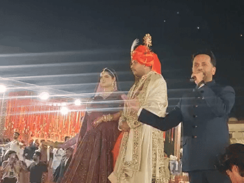 स्टेज पर मध्यप्रदेश विधानसभा के अध्यक्ष नरेंद्र सिंह तोमर के बेटे प्रबल प्रताप सिंह तोमर और भरतपुर की अरुंधति सिंह राजावत आए तो तालियों से पूरा ग्राउंड गूंज उठा।