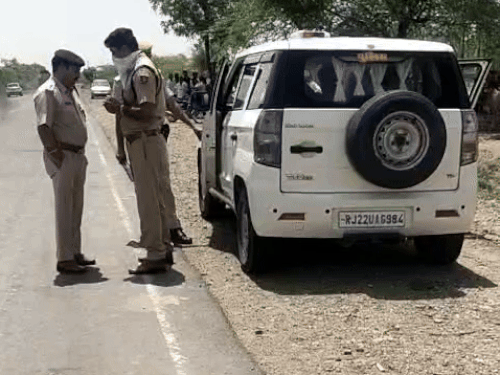 मौके पर पहुंचे पुलिस के उच्च अधिकारी, टीमों को बुलाया। दो थानों की पुलिस भी पहुंची।