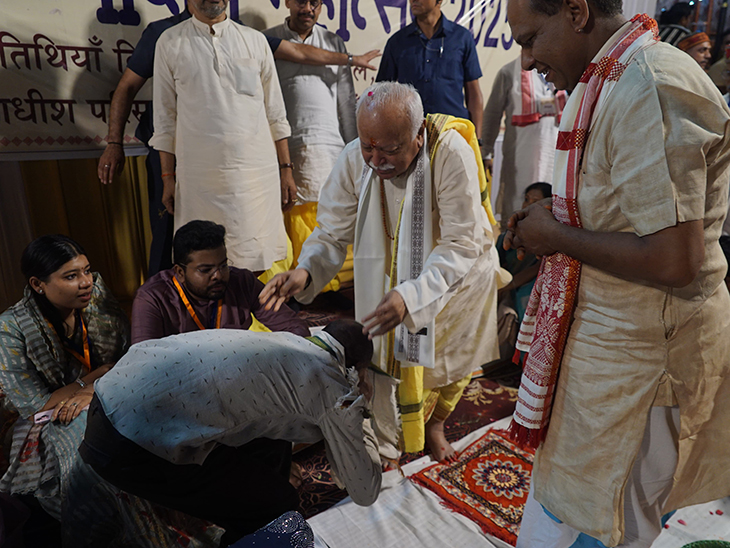 वराने संघप्रमुखांचे पाय स्पर्श करून आशीर्वाद घेतले.