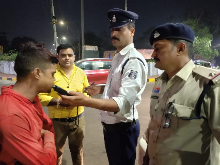 शराब पीकर गाड़ी चलाने वाले पर की गई कार्रवाई