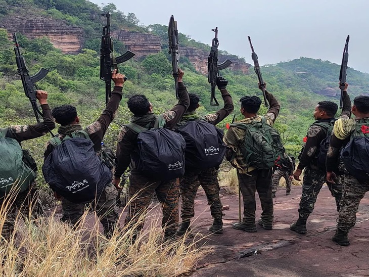 A part of the hill of Karragutta has been conquered by the soldiers. Jawans present with weapons.