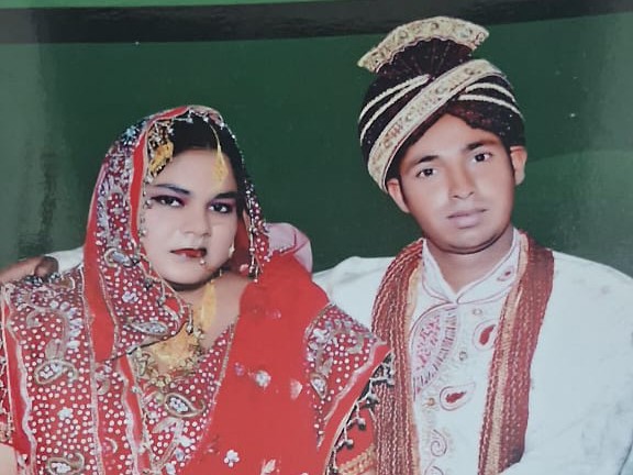 पति फारुख के साथ अमरीन।