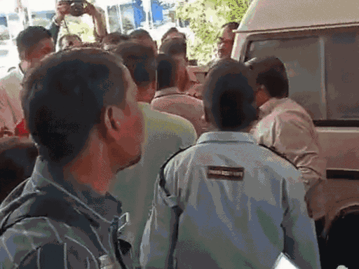 अस्पताल में संस्कृति बचाओ मंच के कार्यकर्ताओं ने आरोपियों को पीटने की कोशिश की।