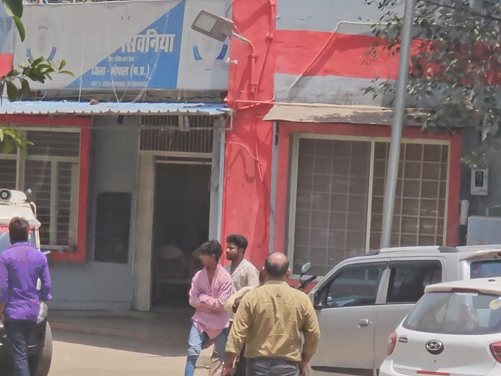बागसेवनिया पुलिस ने मामले में अब तक फरहान सहित तीन अन्य को गिरफ्तार किया है