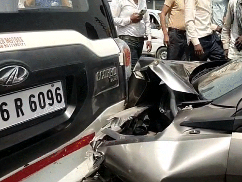 अलीगढ़ के खेरेश्वर में क्षत्रिय युवकों की नारेबाजी के बाद सांसद के काफिले की गाड़ियां आपस में टकरा गईं।