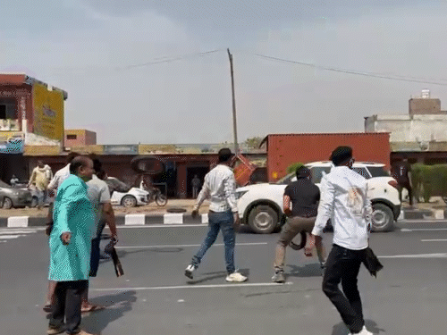 अलीगढ़ के गभाना में हाईवे से पहले अचानक रामजीलाल सुमन के काफिले पर युवकों ने टायर फेंकने शुरू कर दिए।