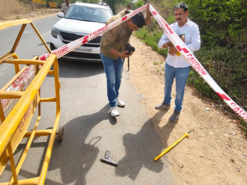 पुलिस ने घटनास्थल को सील कर दिया है और पूरे जिले में नाकाबंदी करवाई गई है।