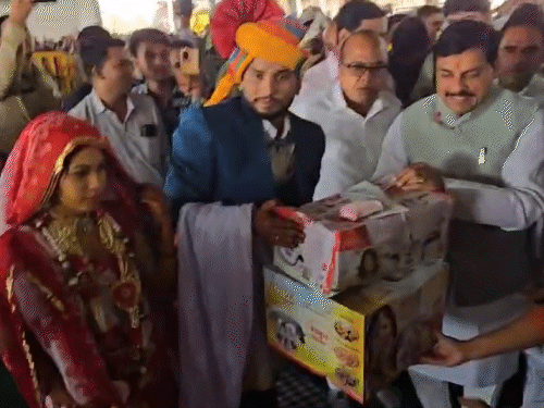 सीएम डॉ. मोहन यादव ने उज्जैन में नवदंपतियों को उपहार दिए।